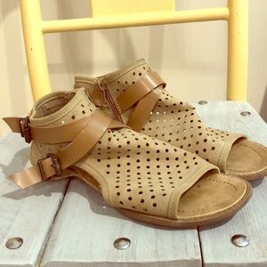 Blowfish size 8.5